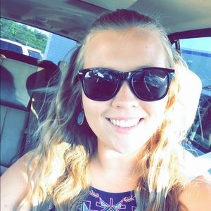 Meet your Posher, Kayla